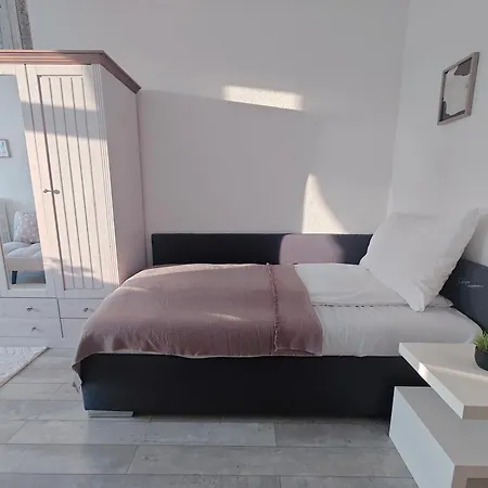 Apartmán Classic 2-Bedroom Apartment, Bright, Quiet & Views