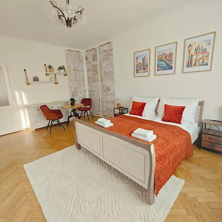 Classic 2-Bedroom Apartment, Bright, Quiet & Views Praha
