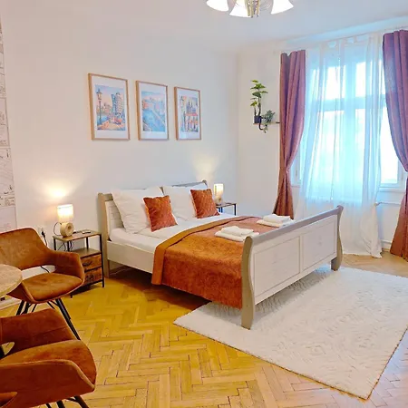 Classic 2-Bedroom Apartment, Bright, Quiet & Views Apartmán