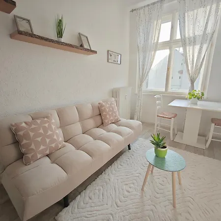 Apartmán Classic 2-Bedroom Apartment, Bright, Quiet & Views Praha