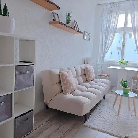 Classic 2-Bedroom Apartment, Bright, Quiet & Views Apartmán *